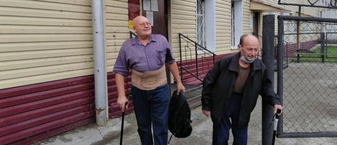 Фото: Верующие Анатолий Исаков и Александр Лубин, оба с II группой инвалидности, покидают СИЗО. Город Курган, август 2021 / «Свидетели Иеговы в России»
